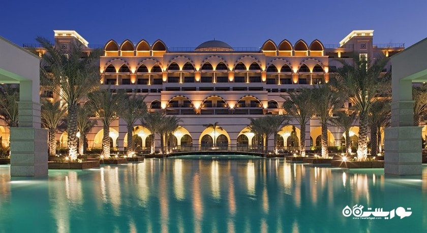 استخر روباز و ساختمان هتل